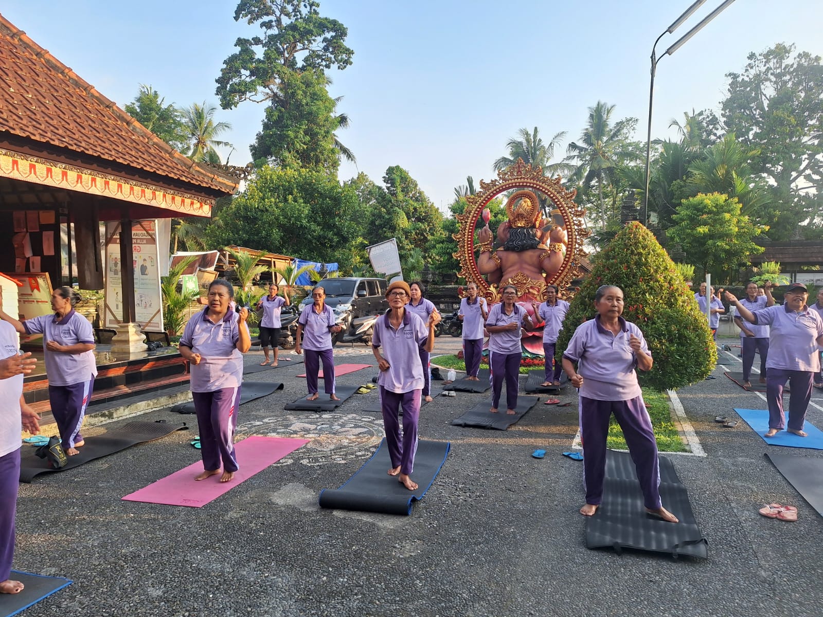 Artikel KEGIATAN YOGA TERTAWA DESA PUNGGUL